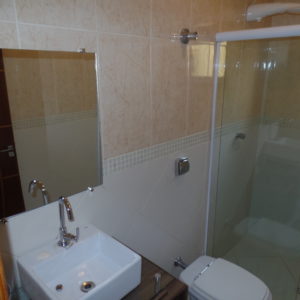 Casa Térrea 2 Dormitórios com 1 suíte 2 vagas cobertas e 2 descobertas - Guacuri (205) - Image 4